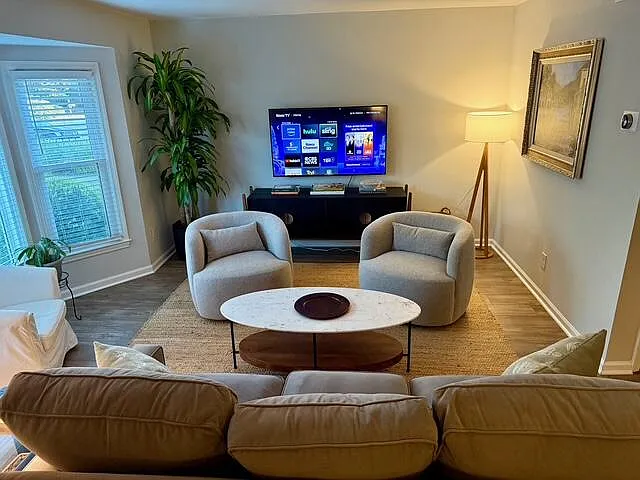 3 bed, 1.5 bath, 1138 sqft, $4,350 — Photo 2