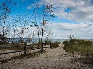 8337 N Whitney Rd, Fox Pt, WI 53217