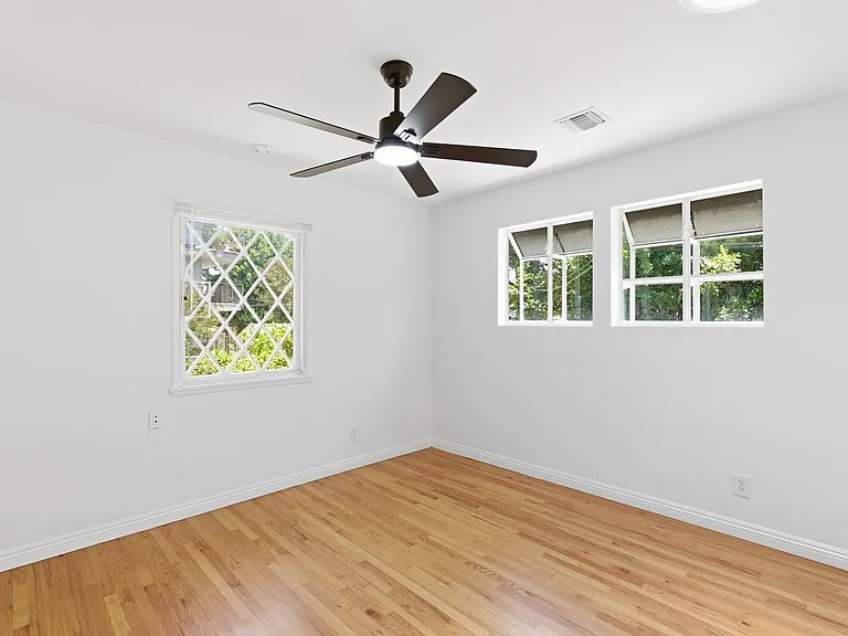 12334 Moorpark Street — Photo 14