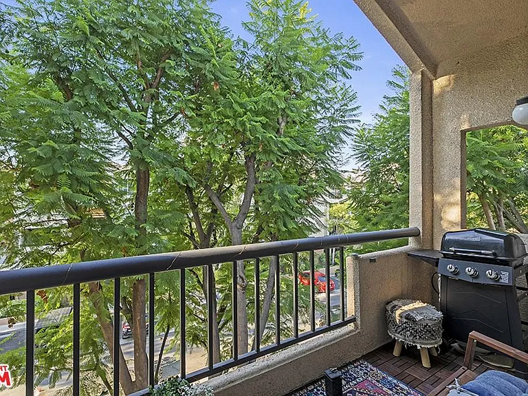 21550 Burbank Blvd #302 — Photo 10