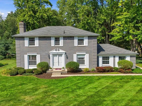 487 Henley Dr, Bloomfield Hills, MI 48304