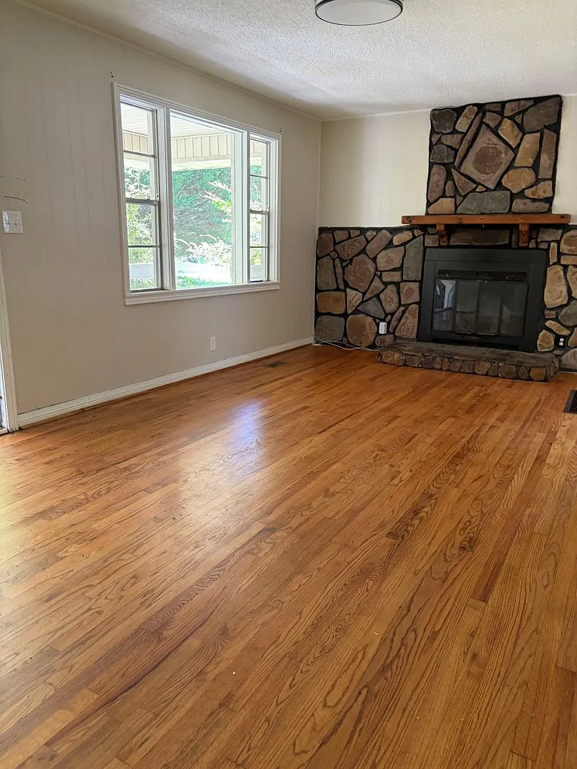 Charming 3BR/1BA Cottage with Spacious Yard — Photo 3