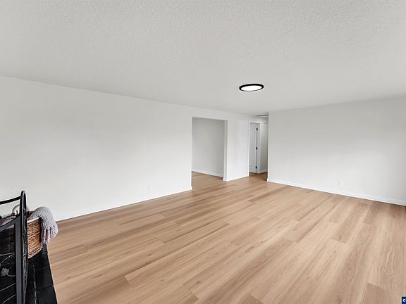 3rd image of 4965 Elizabeth St N