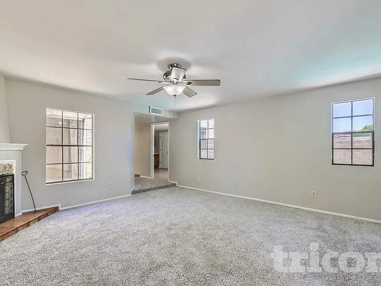 3031 W Mercer Ln — Photo 8