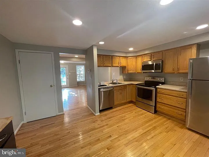 2 bed, 2.0 bath, 919 sqft, $2,600 — Photo 2