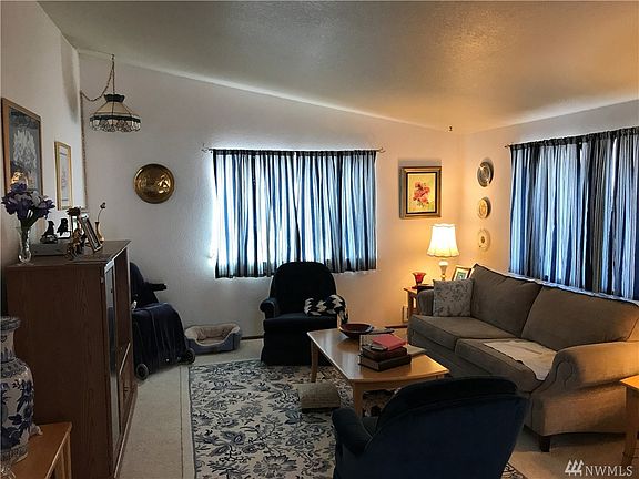 3rd image of 728 Edelweiss Ln SE
