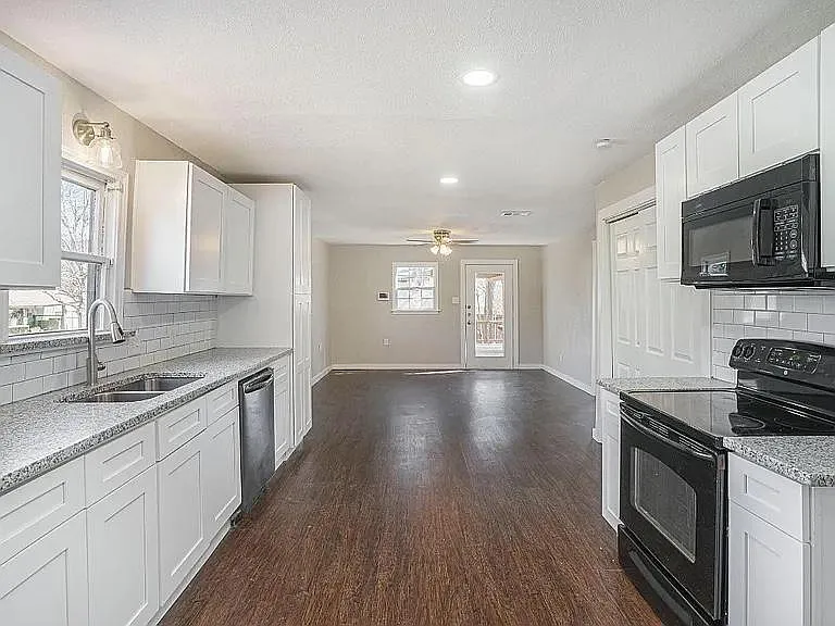 1213 Meadow Park Dr — Photo 4