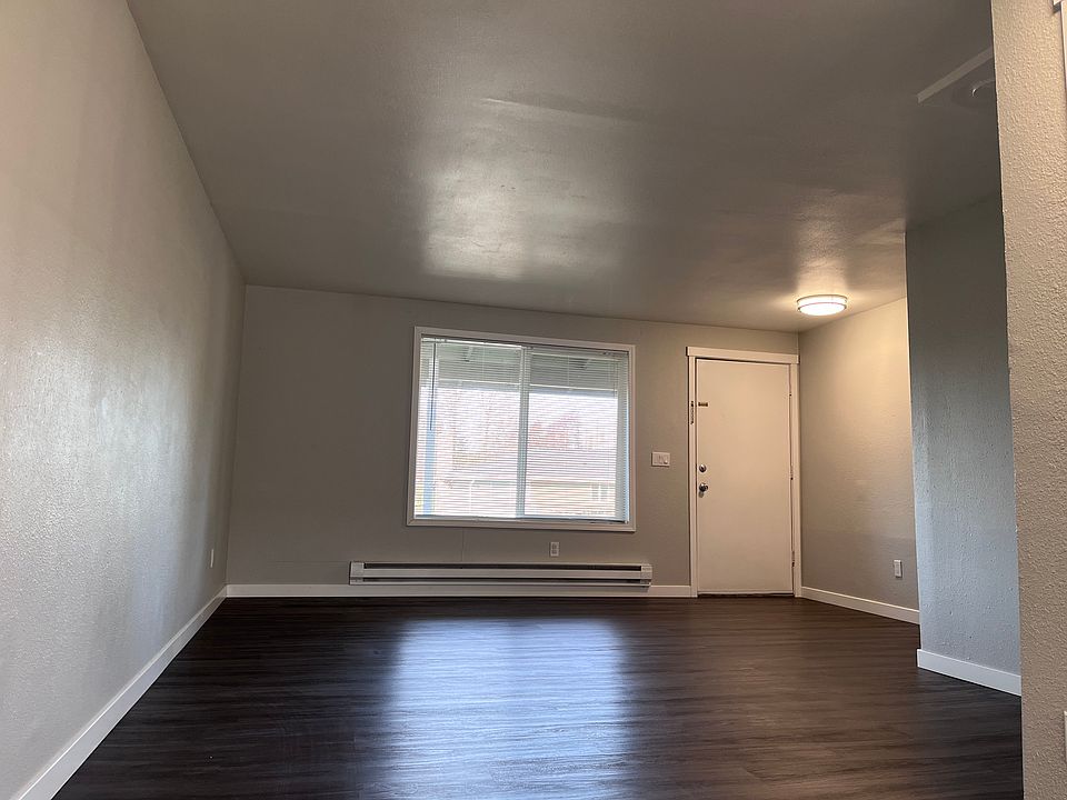 Living Room Features:

Big Window for plenty of natural light
Spacious Layout for all your furniture and decor
Vinyl Flooring for easy upkeep