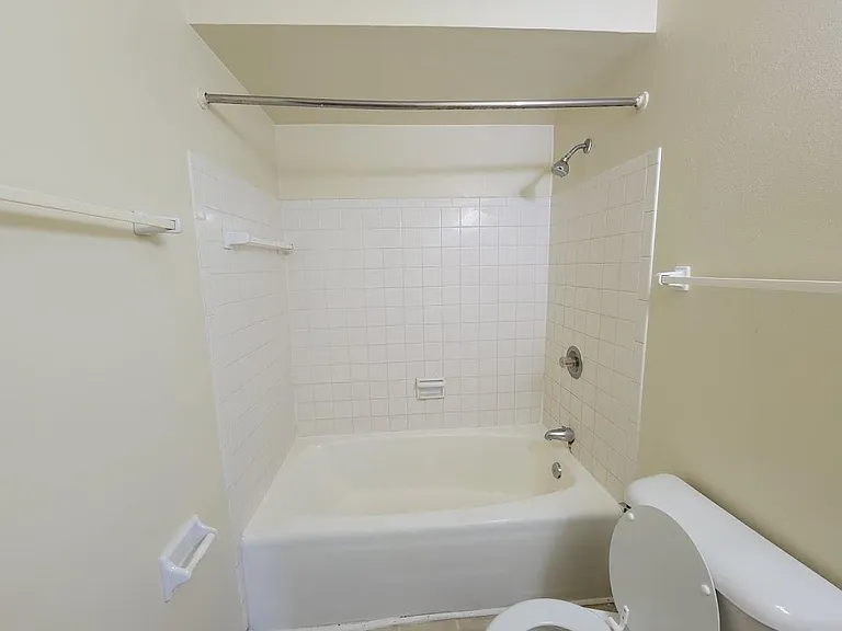 1317 E Kilbourn Ave — Photo 3