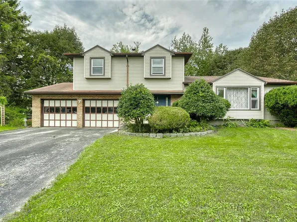 53 Twin Circle Dr, Rochester, NY 14624
