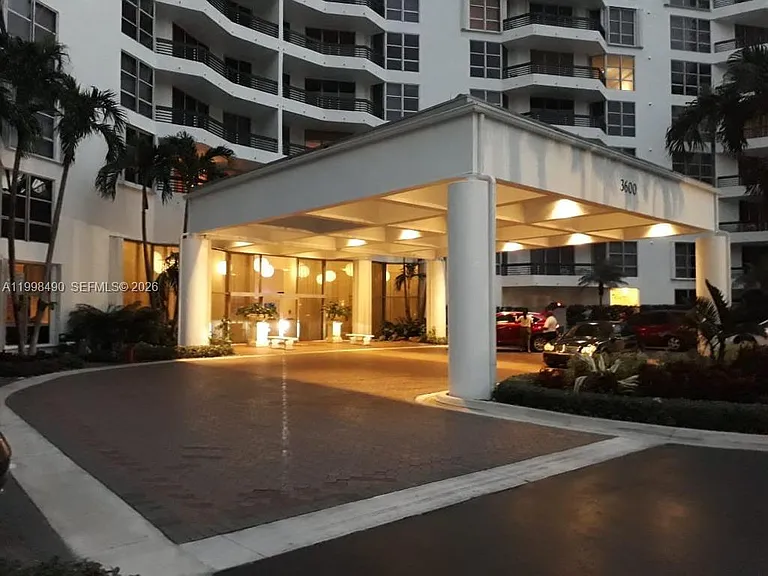 3600 Mystic Pointe Dr #910 — Photo 41