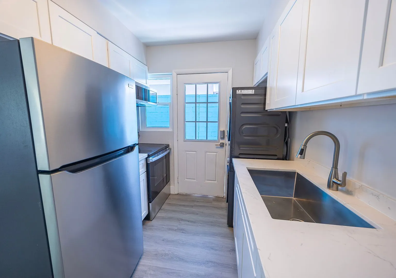 Massive 1,000 SQ FT Arts District Retreat | Utilities Included | Quiet Single-Level Living — Photo 3