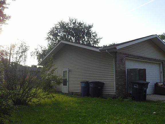 5th image of 320 Crestwood Dr