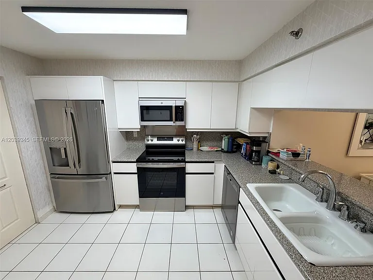 5757 Collins Ave #702 — Photo 32