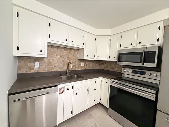 3rd image of 120 Carousel Dr