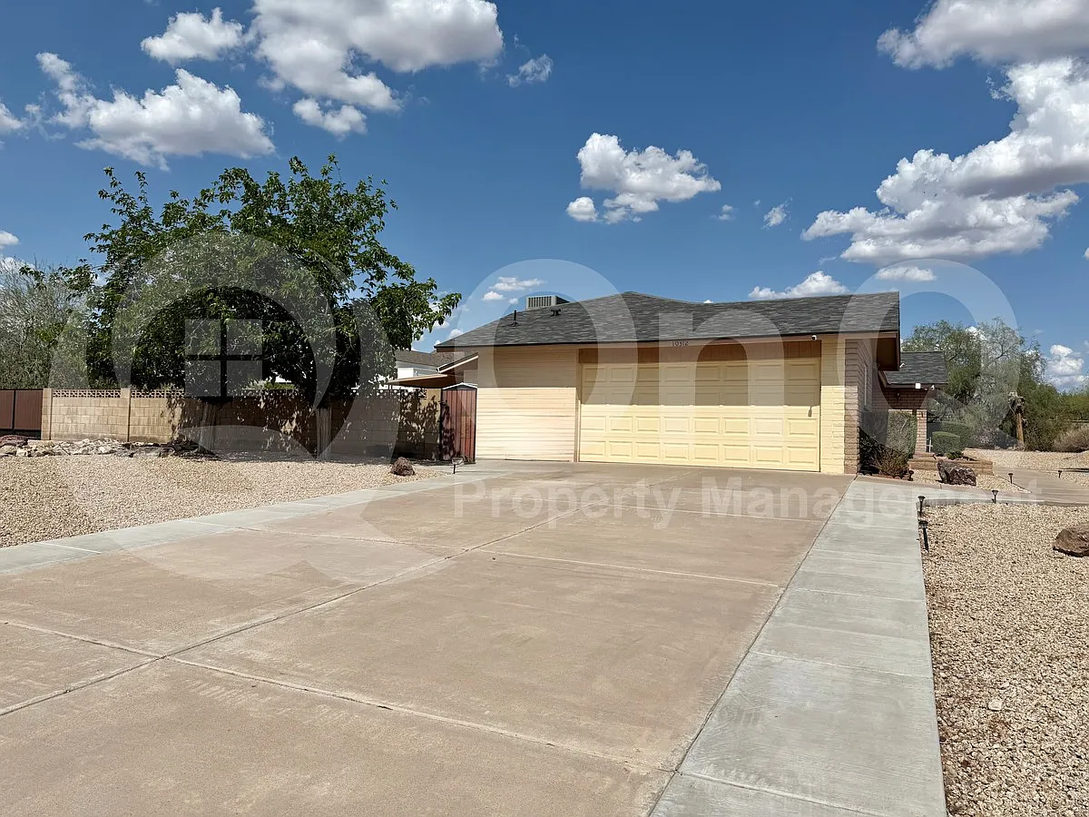4 bed, 2.0 bath, 2363 sqft, $3,699 — Photo 4