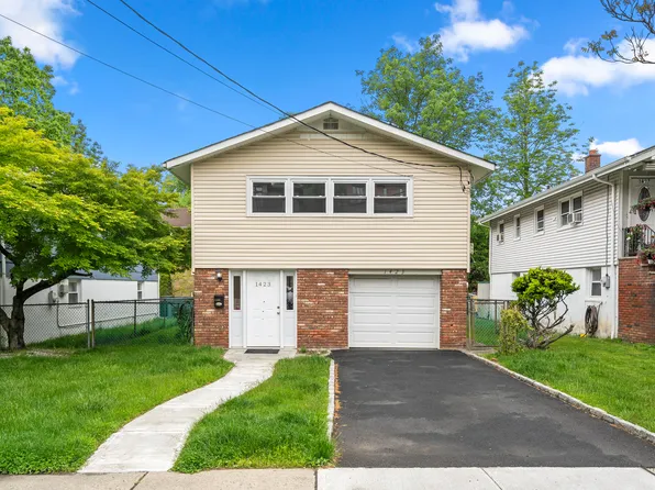 1423 13th St, Fort Lee, NJ 07024