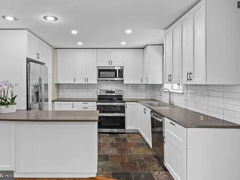 3906 Valley Ridge Dr — Photo 16