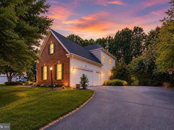 11693 Caris Glenne Dr, Herndon, VA 20170