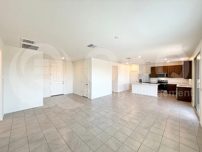 1477 E Chandler Ct — Photo 4
