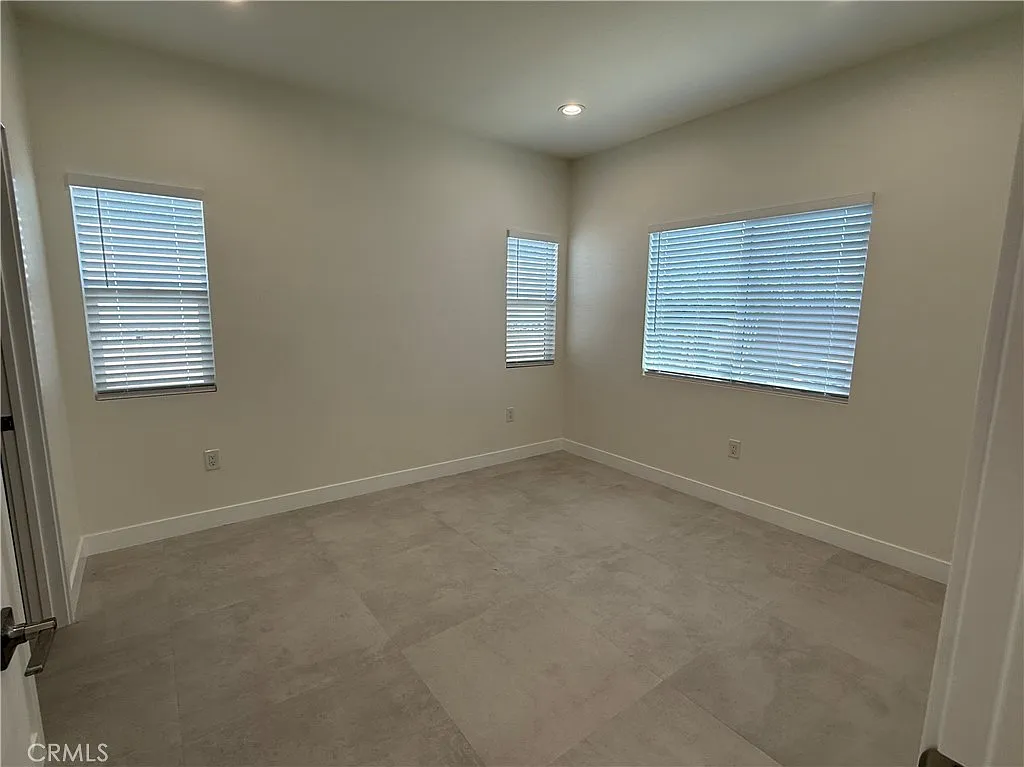 3 bed, 1092 sqft, $3,800 — Photo 2