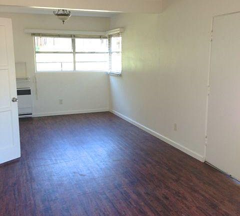 3rd image of 318 1/2 Rosecrans St