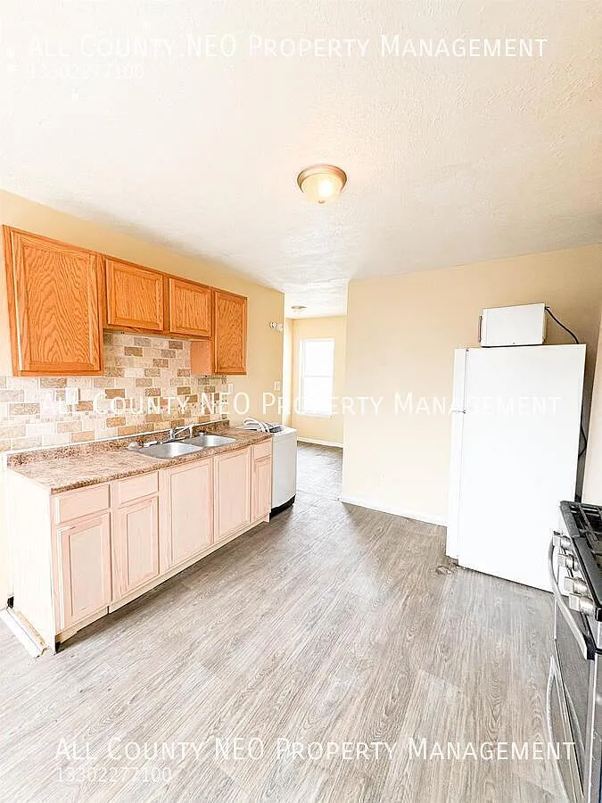 Freshly painted 2-bedroom, 1-bath home located in Brooklyn Centre — Photo 3
