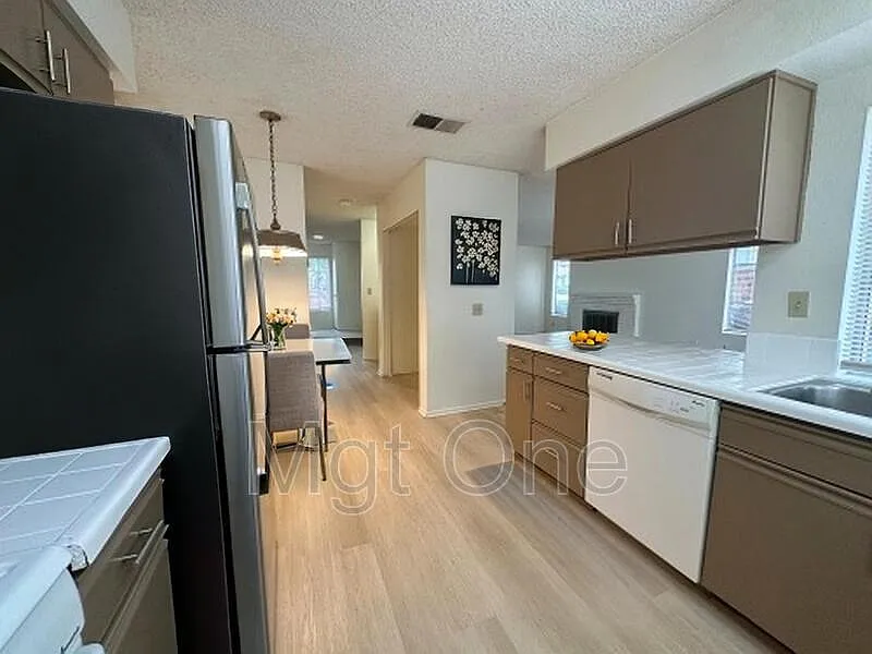3 bed, 2.5 bath, 1474 sqft, $2,895 — Photo 3