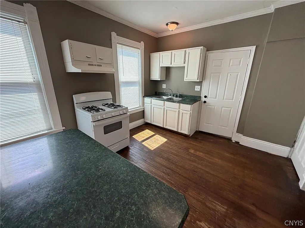 2 bed, 1.0 bath, 1952 sqft, $1,400 — Photo 3