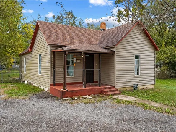 712 N Wood St, Caney, KS 67333