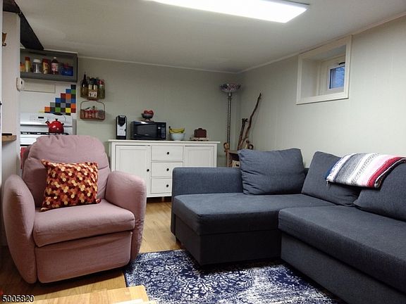 4th image of 24 Emmet St