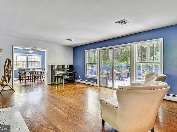3rd image of 1512 Crestwood Ln