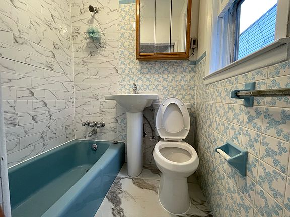4th image of 934 40th St APT 2F