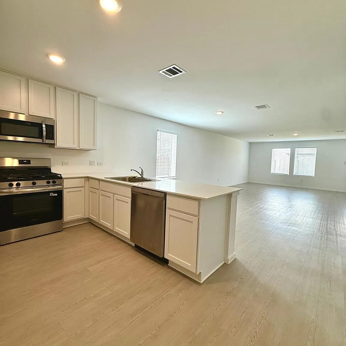4 bed, 2.5 bath, $2,700 — Photo 2