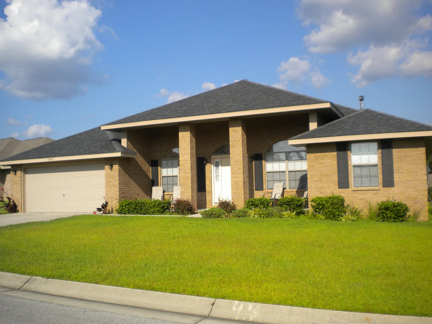 Beautiful 4BR/2BA home in North Central Pensacola. — Photo 1