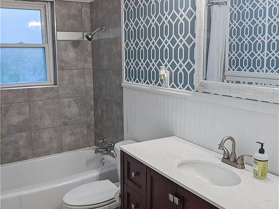 3rd image of 4212 Evelyn St