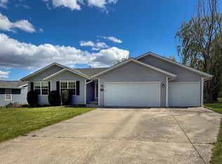 1206 Summerland Dr, Durand, IL 61024
