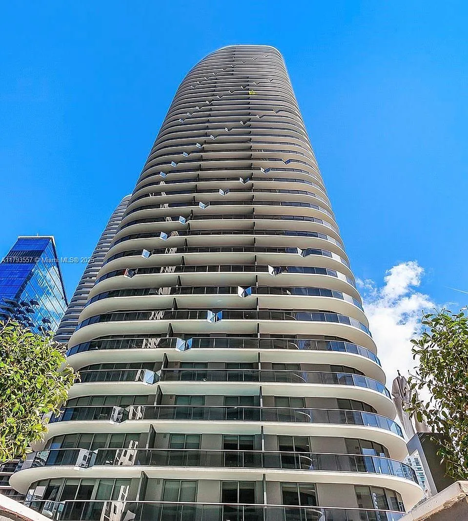 2 bed, 926 sqft, $4,800 — Photo 1