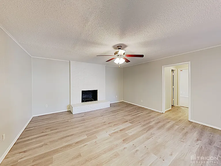 835 Live Oak Dr — Photo 2