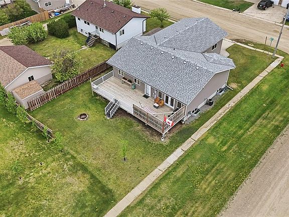 2nd image of 448 Martin CRESCENT