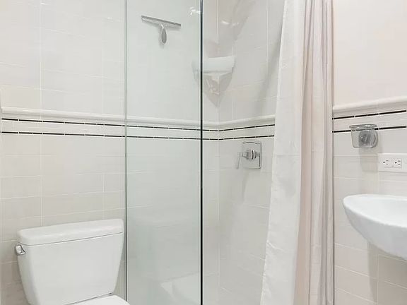 4th image of 228 E 13th St APT 15