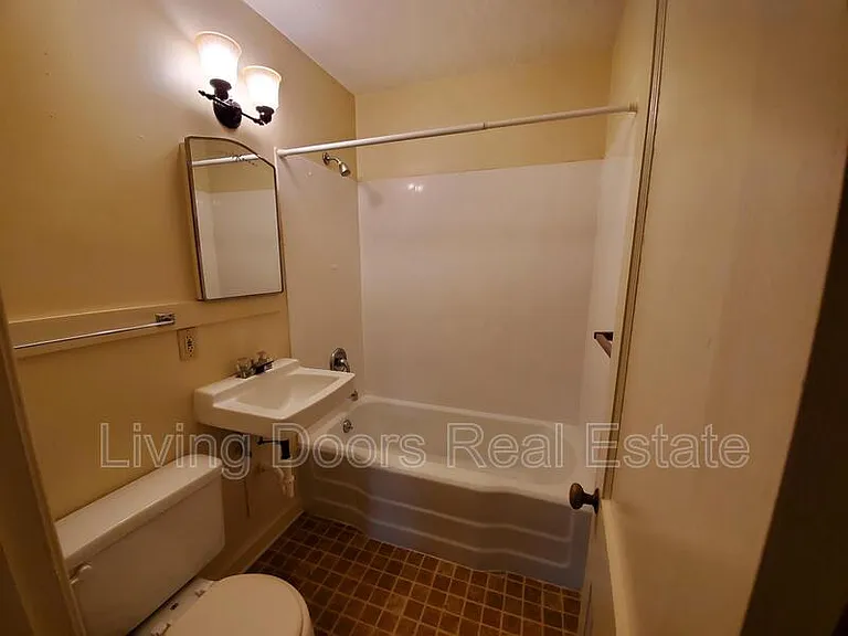 323 S 47th St — Photo 10