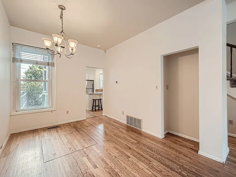 823 E 22nd Ave — Photo 10