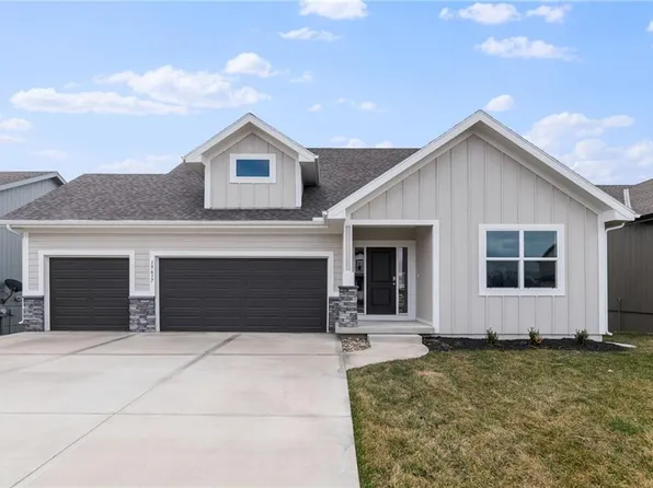19617 W 196th St, Spring Hill, KS 66083