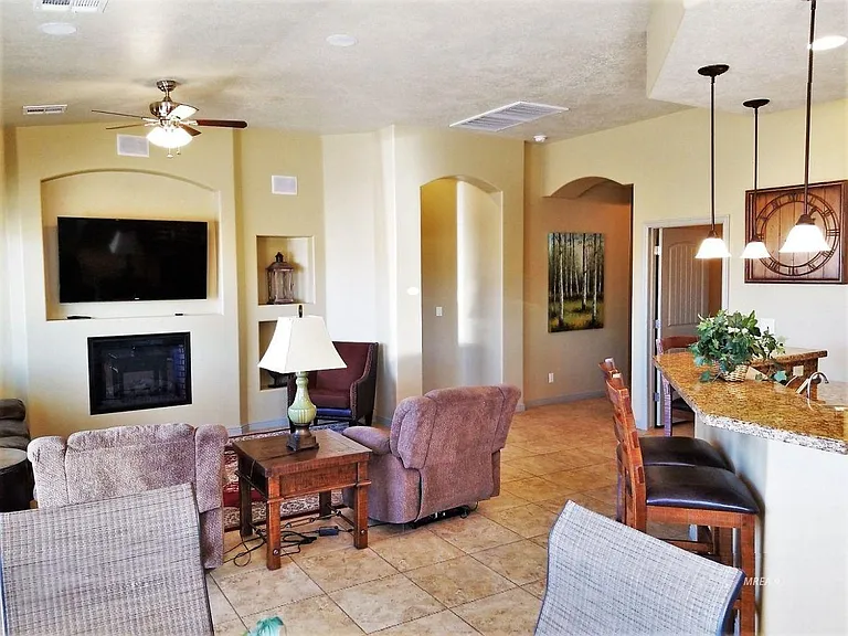 615 Coventry Ln — Photo 6