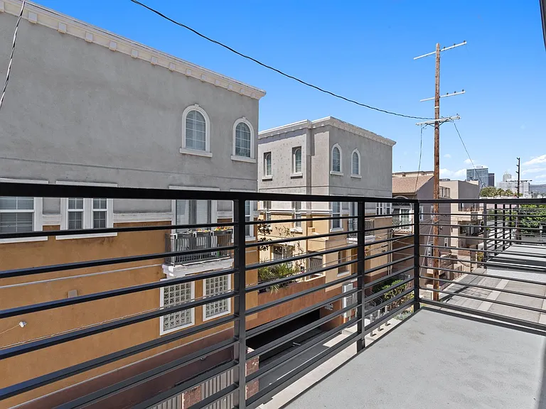 1815 Barry Ave — Photo 40