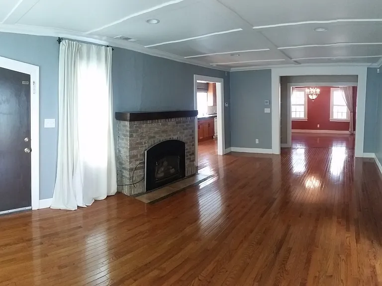 687 E 8th St — Photo 3