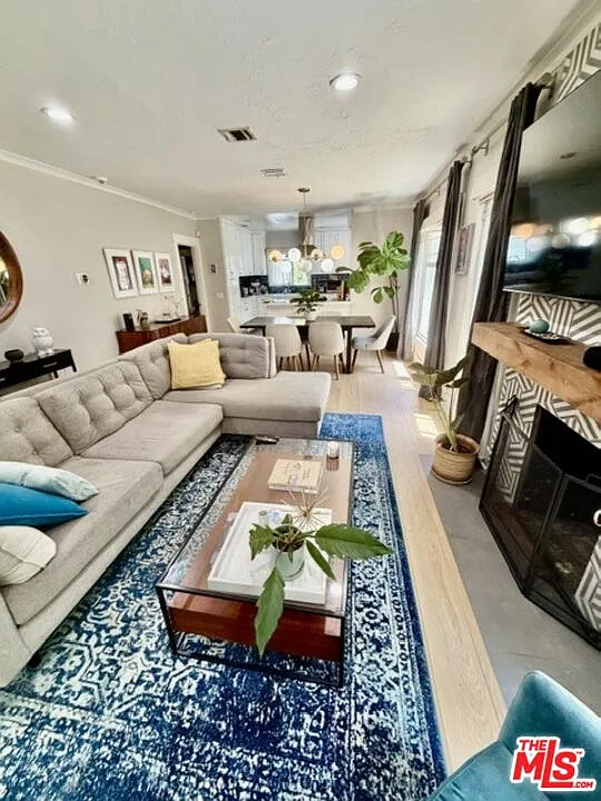 3 bed, 2.0 bath, 1325 sqft, $6,500 — Photo 4