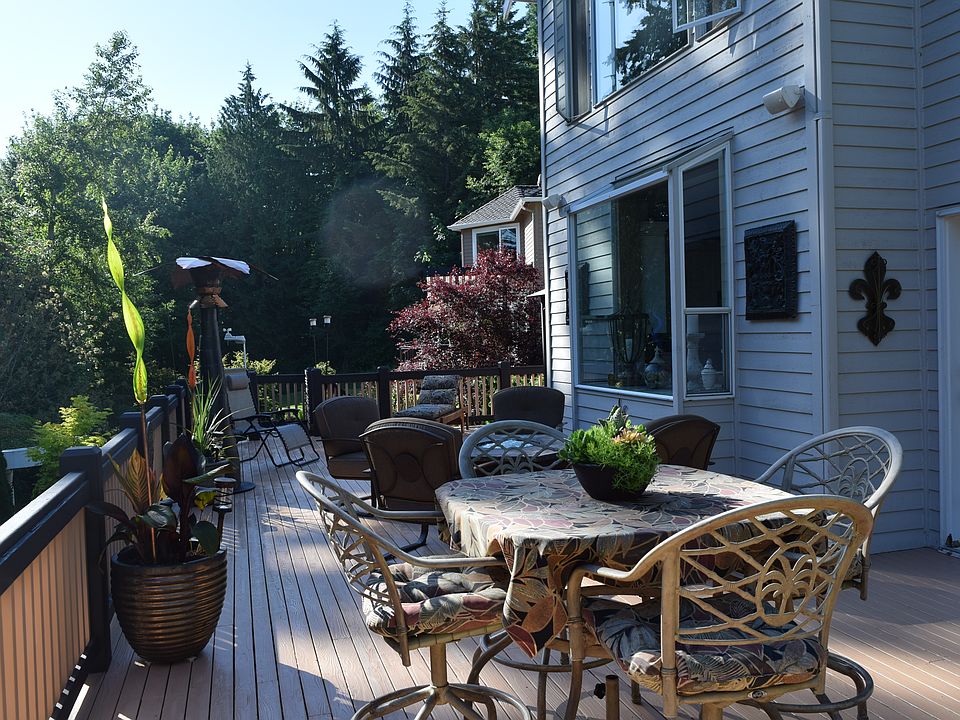 Large deck for entertaining