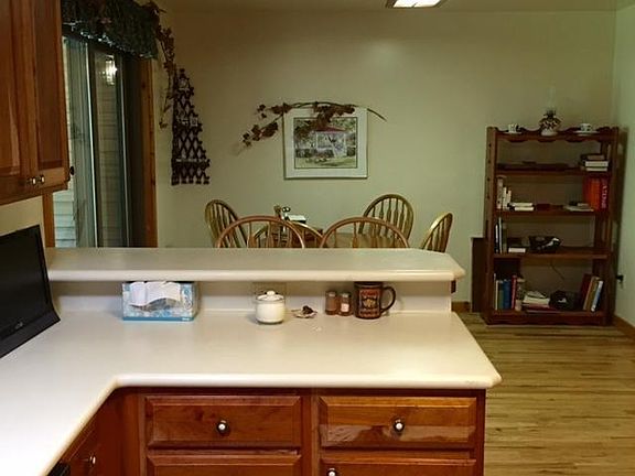 5th image of 909 E Lowell St